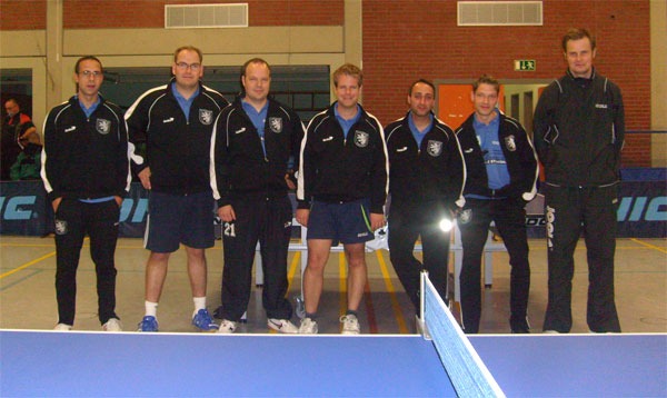 Unsere 1. Herren von links nach rechts: Berti, Nico, Dette, Markus, Sedat, Matthias und Zbigniew Stefanski (Trainer)